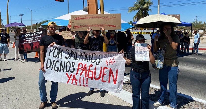 Estudiantes de UABCS bloquean paso vehicular en apoyo a sindicalizados; exigen al rector solución