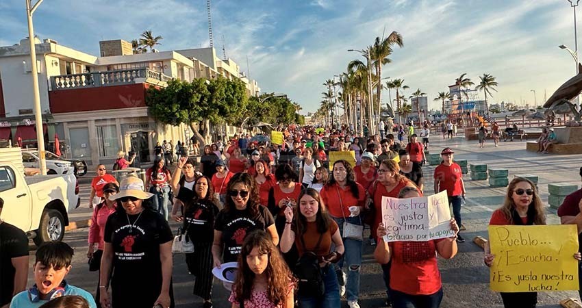 Magisterio de La Paz y Los Cabos marcharon en Día del Maestro Magisterio de La Paz y Los Cabos marcharon en Día del Maestro