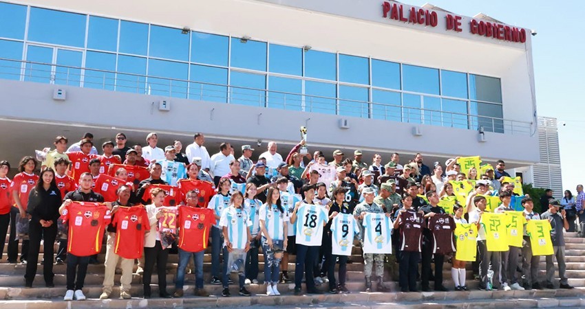 Entrega el gobernador Castro Cosío uniformes a participantes de la segunda Copa Pazífica de Fútbol Entrega el gobernador Castro Cosío uniformes a participantes de la segunda Copa Pazífica de Fútbol