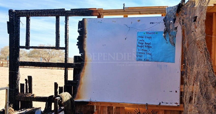Incendian salón de clases en La Ballena; padres de familia piden apoyo para materiales