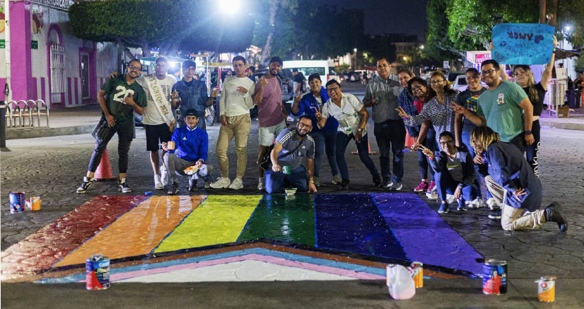 Realizan pinta de cruce peatonal con la bandera LGBTQ+ en el Malecón