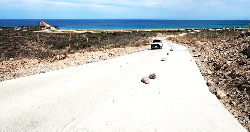 Cota Pérez: La rehabilitación de caminos rurales beneficia a más de 200 mil habitantes en BCS