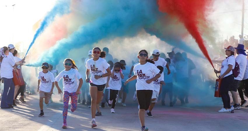 Todo un éxito la tercera edición de la Carrera de Colores en La Paz Todo un éxito la tercera edición de la Carrera de Colores en La Paz