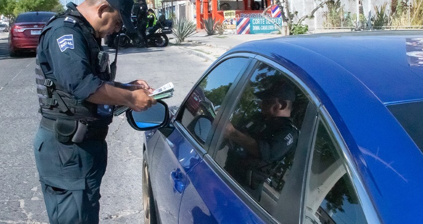 32 vehículos fueron detectados con uso ilegal de polarizado durante el primer operativo implementado en La Paz