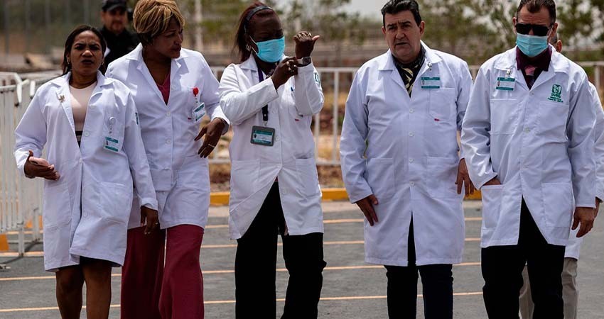 Sheinbaum anticipa que médicos de Cuba continuarán en México