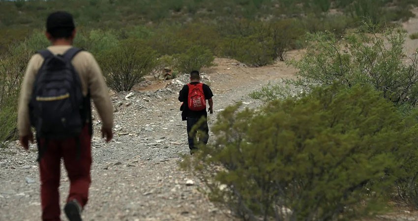 Operativos en la frontera México-EE.UU. orillan a los migrantes a cruzar por el desierto Operativos en la frontera México-EE.UU. orillan a los migrantes a cruzar por el desierto