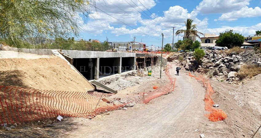 Retrasan finalización del puente en la colonia Indeco