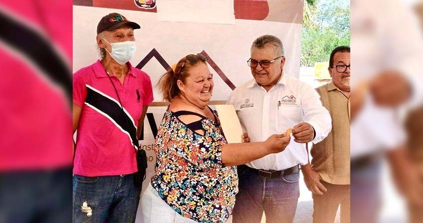 Con una inversión de más de 2MDP entregan 10 recámaras con baño incluyente en La Paz.