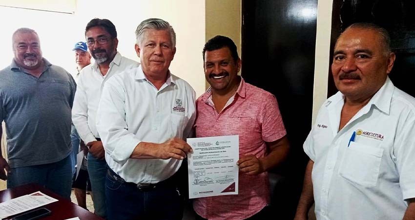 Entregan notificaciones de apoyo a productores del valle de Santo Domingo