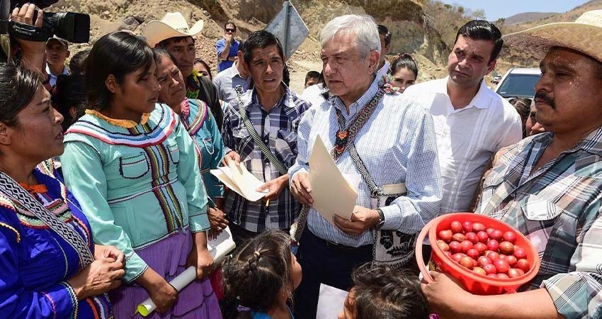 Líderes indígenas respaldan la política de AMLO pese a diferencias con otras comunidades