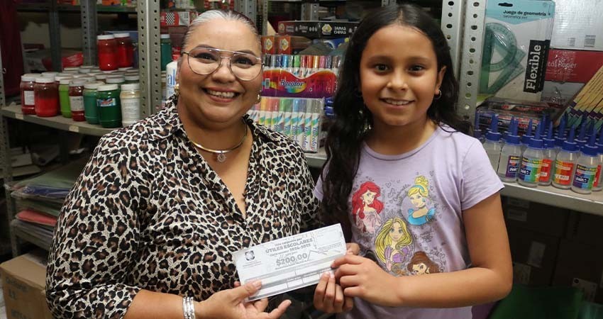 Más de 132 mil estudiantes en BCS recibieron vales para útiles y uniformes escolares