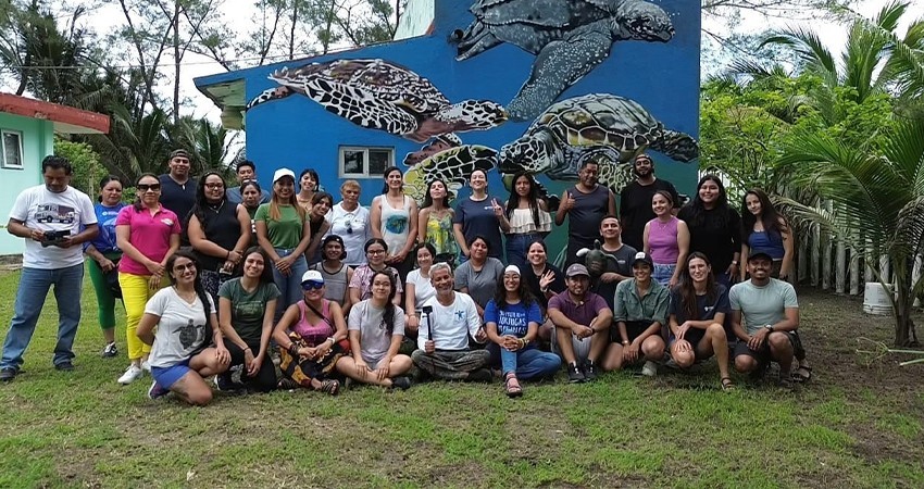 Especialistas de la UABCS imparten taller de primeros auxilios para tortugas marinas en Veracruz