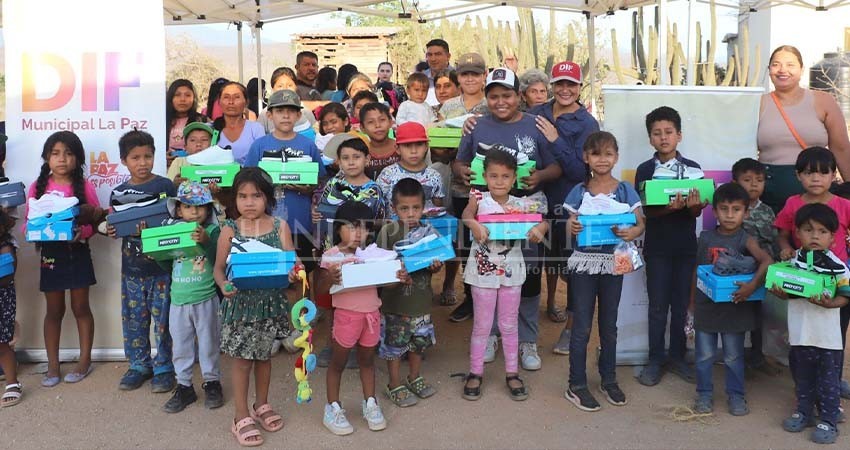 Apoya DIF La Paz a niñas y niños de El Pescadero con la entrega de calzado