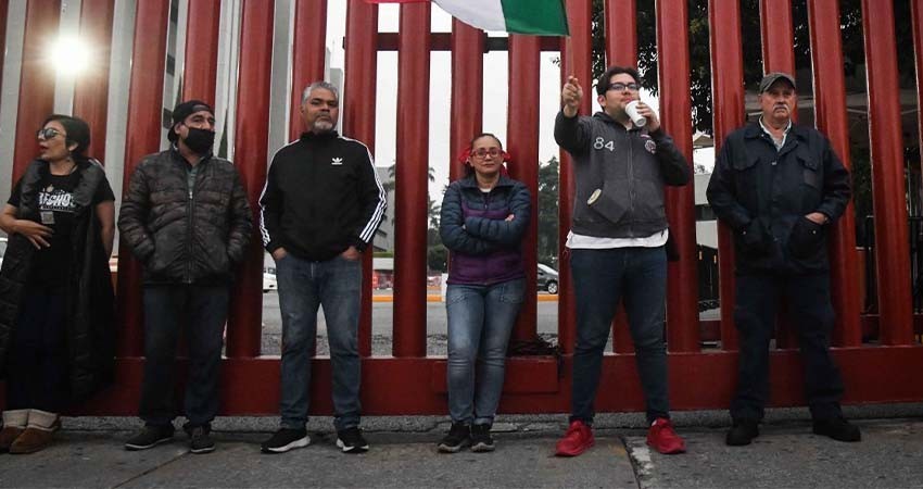 Bloquean Cámara de Diputados para impedir discusión de reforma judicial; Morena anuncia sede alterna