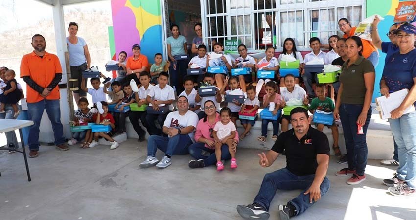 Entrega DIF La Paz apoyos a los habitantes de Los Dolores