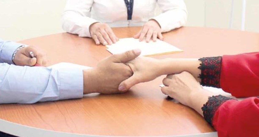 Repara el daño que causó por incumplimiento de la obligación alimentaria y suspenden el proceso en su contra