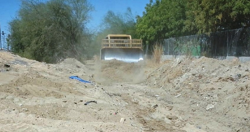 Realiza Servicios Públicos trabajos de encause y desazolve en el arroyo Juan de Dios Angulo Realiza Servicios Públicos trabajos de encause y desazolve en el arroyo Juan de Dios Angulo