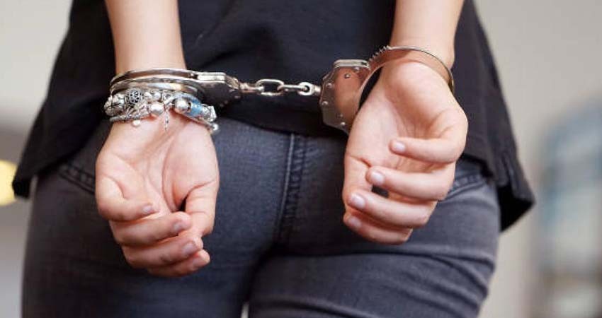 Por el delito de fraude y usurpación de profesión quedó vinculada a proceso Paola “N”