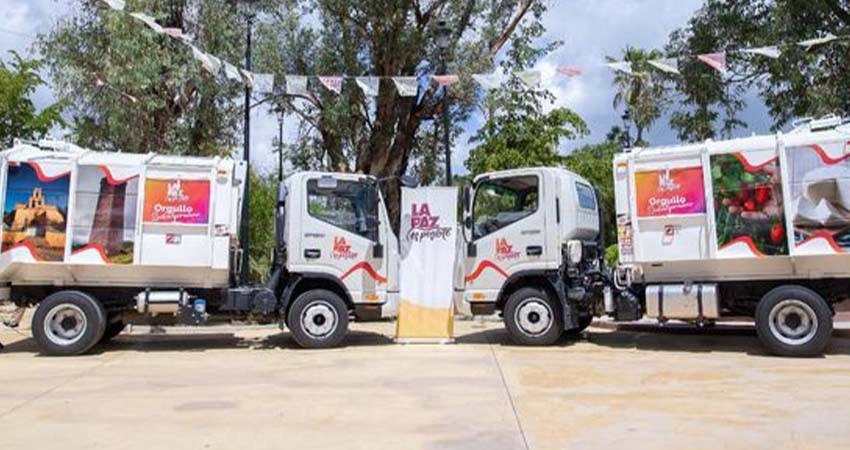 Entrega Milena Quiroga dos camiones recolectores de basura en San Antonio y El Carrizal