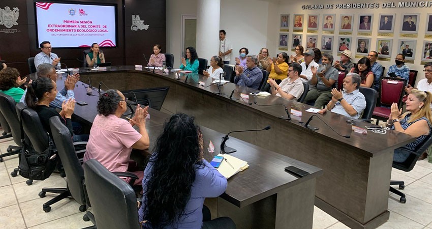 Rinden protesta los miembros del Comité de Ordenamiento Ecológico Local (COEL) en La Paz