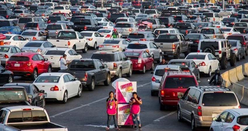 Cobro a extranjeros por ingresar a México genera aglomeraciones en frontera norte