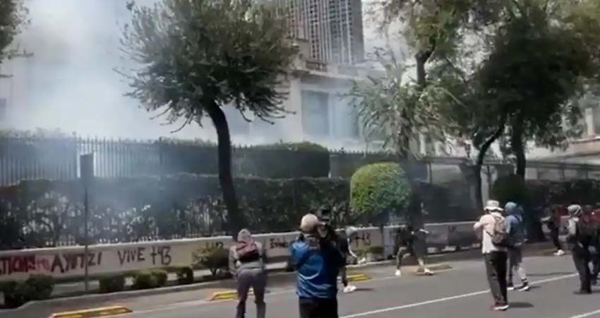 Activistas lanza petardos en el Senado