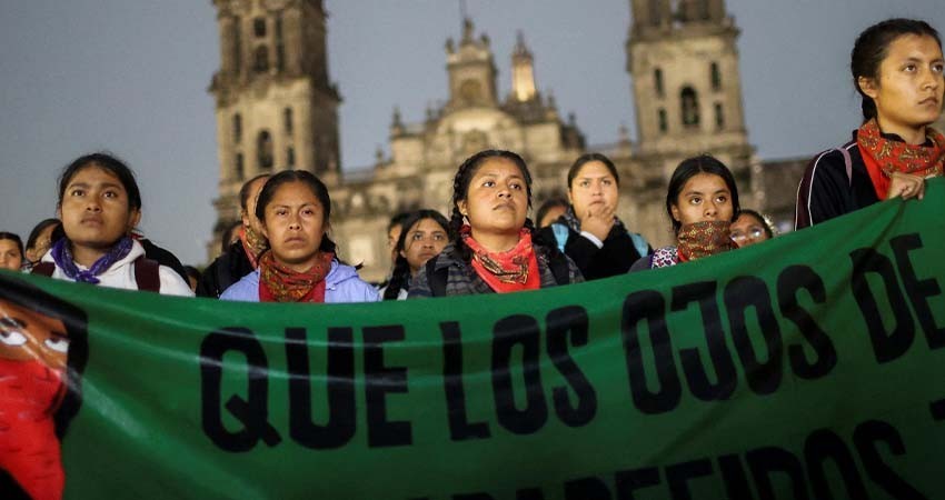 Marchan 10 mil personas para exigir justicia a una década del caso Ayotzinapa