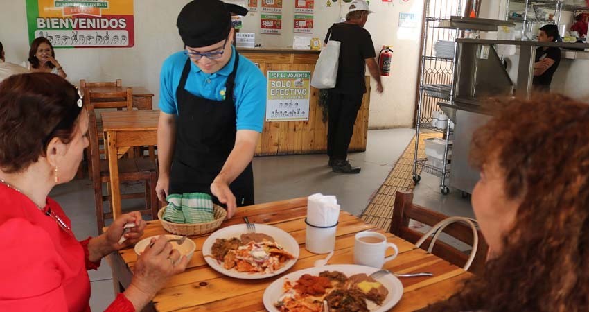 Colabora CAM laboral con estudiantes a integrarse al sector productivo