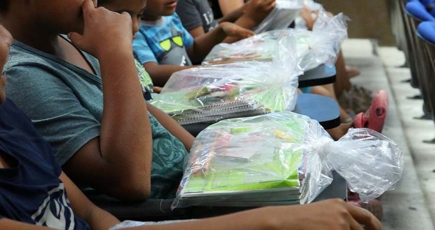 Entrega UABCS paquetes escolares a niñas y niños tepejanos radicados en BCS como parte de una campaña social Entrega UABCS paquetes escolares a niñas y niños tepejanos radicados en BCS como parte de una campaña social