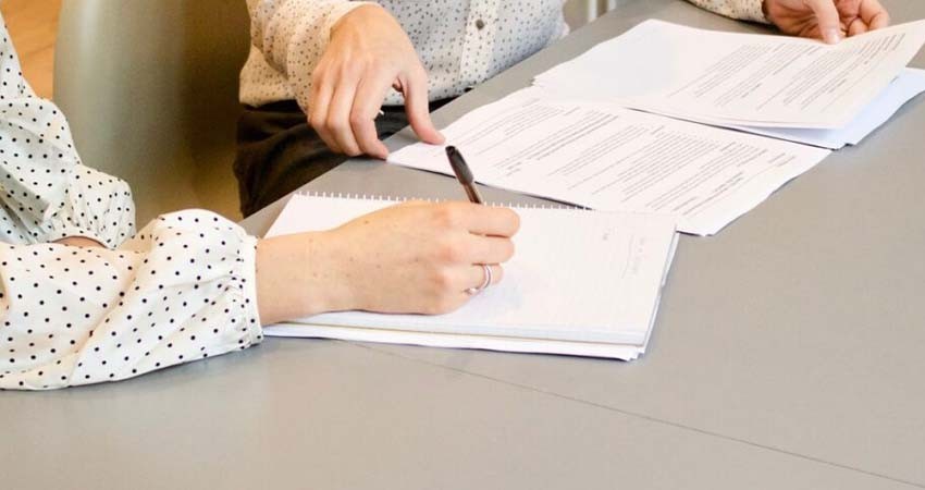 Repara el daño que causó por lesiones dolosas y cesa el proceso en su contra