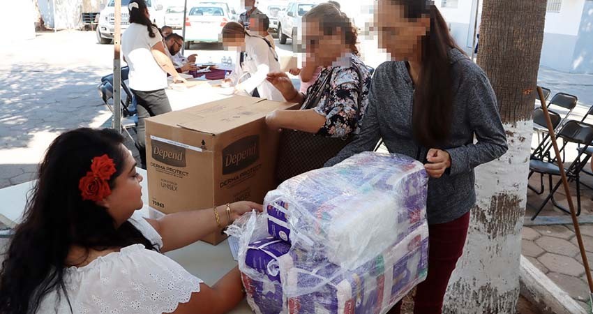 Entrega SEDIF apoyos asistenciales a personas de atención prioritaria