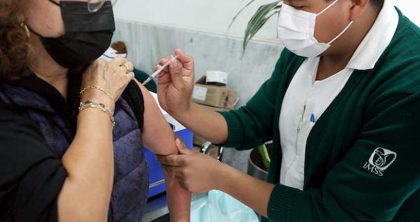 IMSS: Cuándo y dónde vacunarte gratis contra influenza y covid-19 en invierno 2024-2025