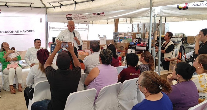 Entrega gobierno de BCS y SEDIF equipamiento y materiales para casas de día