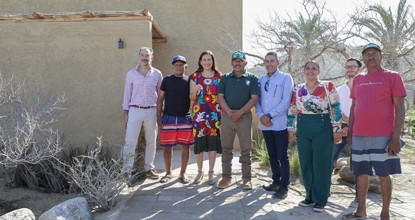 Entrega la alcaldesa de La Paz sanitarios para pescadores y visitantes en Playa Punta Lobos Entrega la alcaldesa de La Paz sanitarios para pescadores y visitantes en Playa Punta Lobos