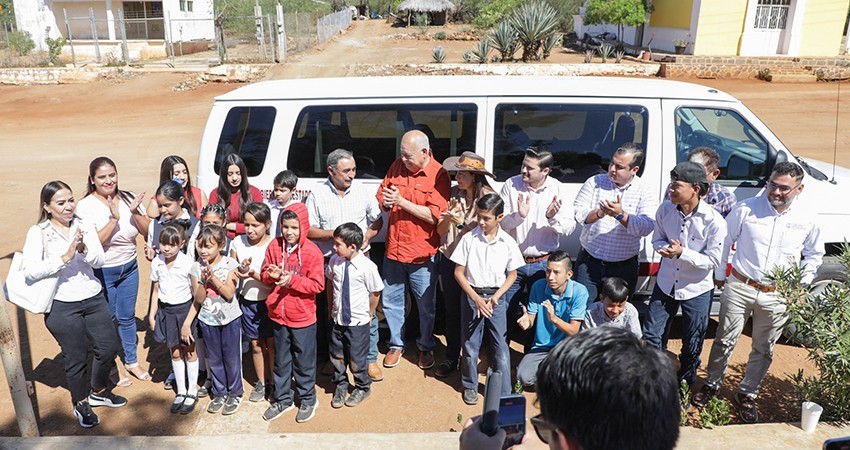 Entrega Castro Cosío unidad escolar en la comunidad de El Rosario, en La Paz