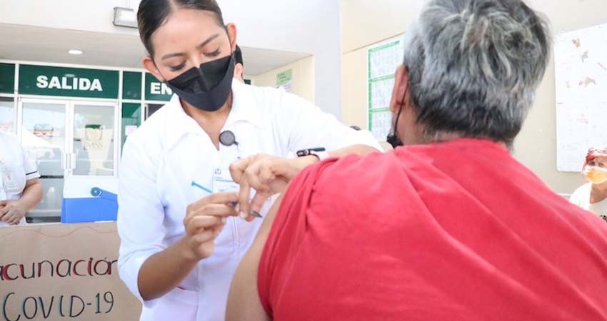 Unidades estatales de salud aplican vacuna contra COVID-19 a grupos con factores de riesgo