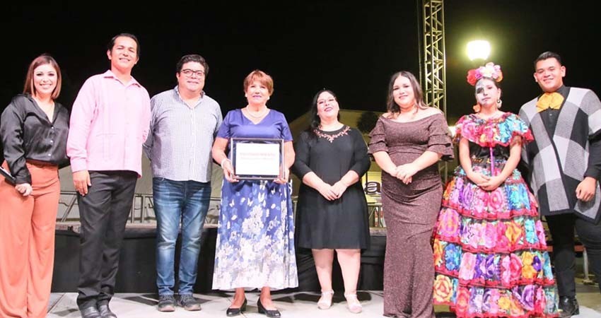 Compositora sudcaliforniana recibe reconocimiento por su trayectoria artística