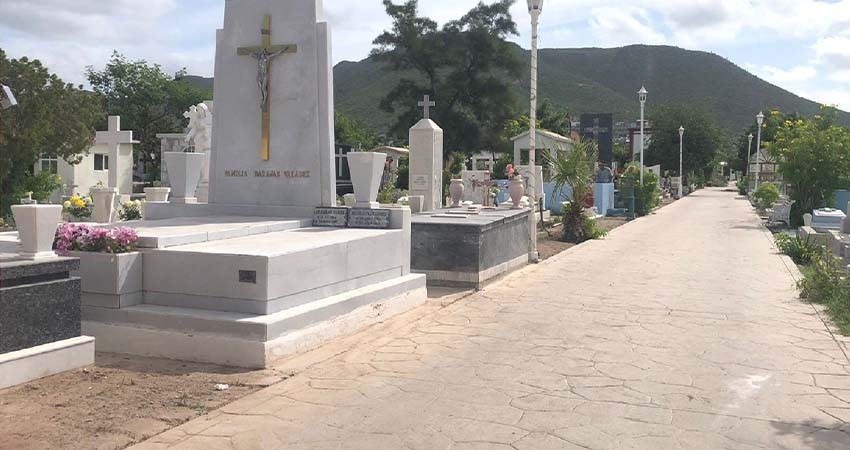 Listos panteones de La Paz para recibir a visitantes este 1 y 2 de noviembre