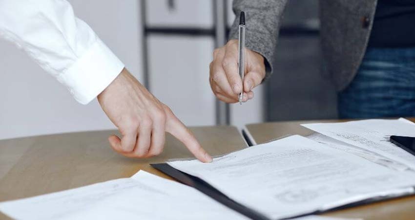 Repara el daño que causó por incumplimiento de la obligación alimentaria y suspenden el proceso en su contra