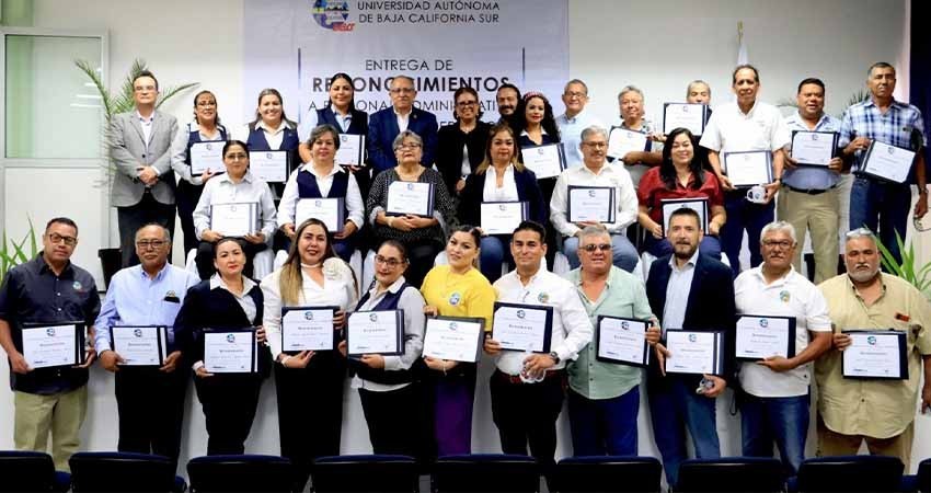 Entregan reconocimientos por años de servicio al personal administrativo de la UABCS