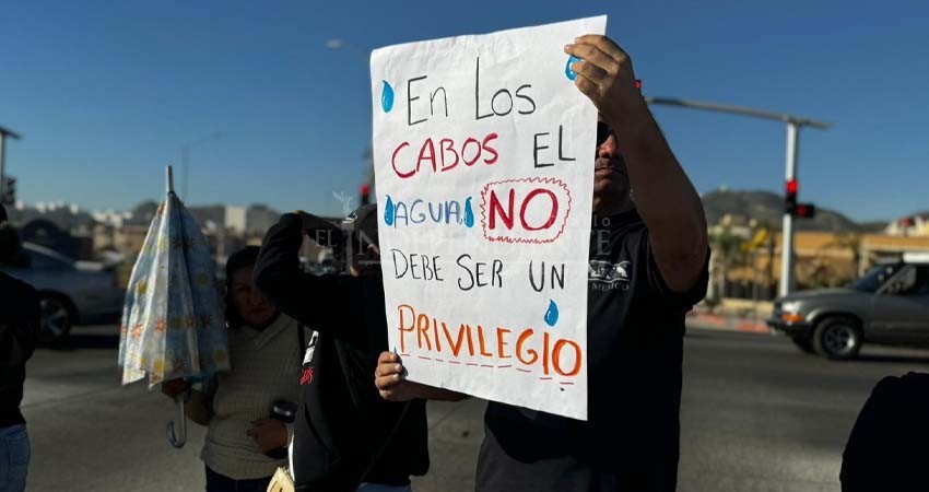 “Agua si, pipas no”; con bloqueo de la Transpeninsular exigen en Los Cabos agua potable