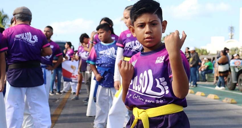 Participan 400 deportistas paceños en el Desfile del 20 de noviembre