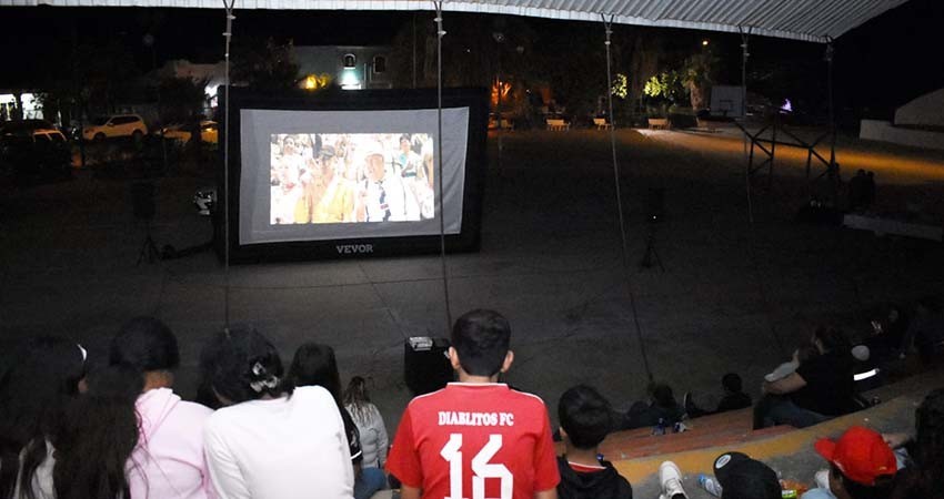 Jóvenes de Los Planes disfrutan de la proyección de cine gratuito