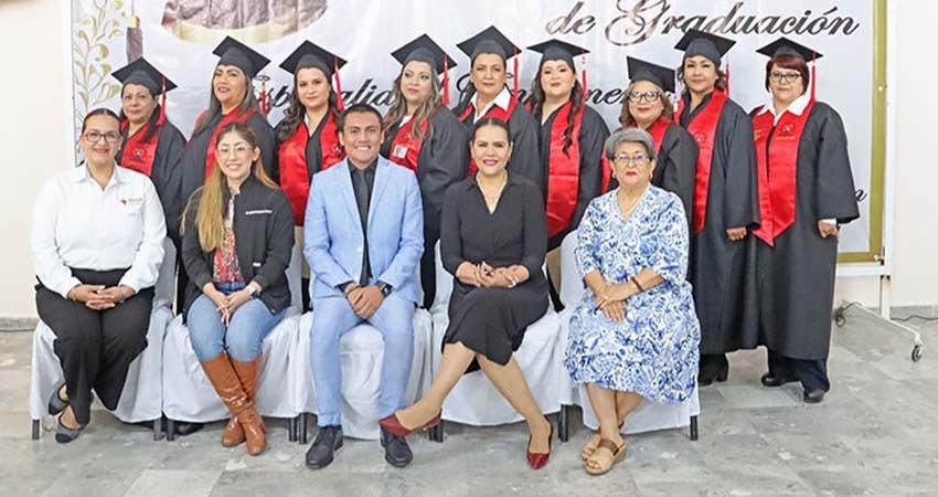 Se gradúan nueve enfermeras de la SSA en la licenciatura de Salud Pública