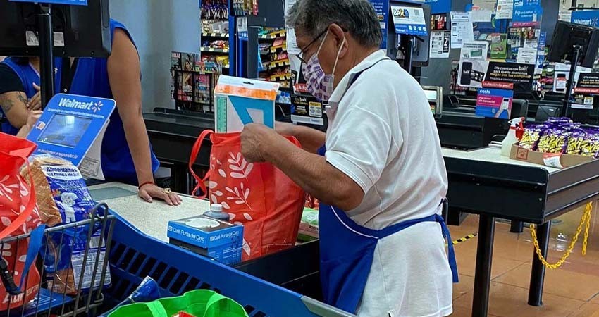 Buscan que trabajadores por propinas tengan sueldo base