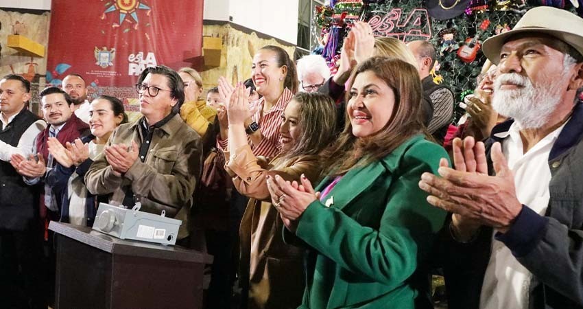 Milena Quiroga enciende las luces navideñas en Palacio Municipal Milena Quiroga enciende las luces navideñas en Palacio Municipal