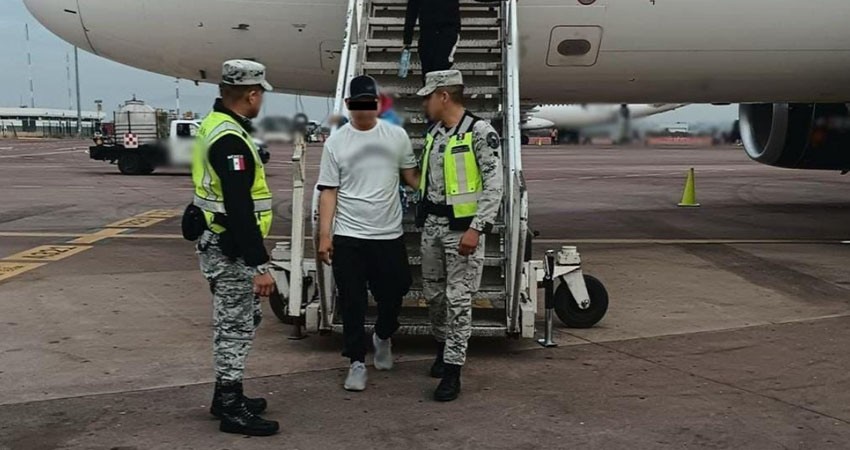 Pasajero que intentó desviar avión de Volaris alega haber sido ‘amenazado de muerte’