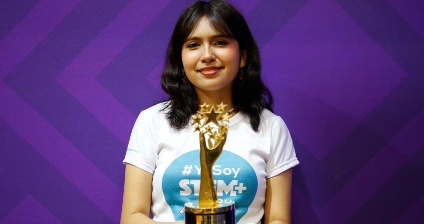 Exalumna Conalep recibe el premio a la mejor estudiante del mundo