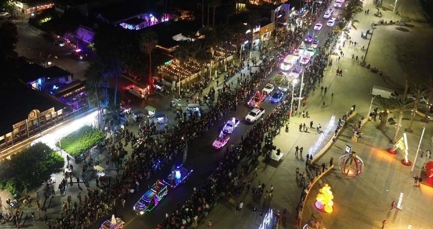 Más de 10 mil personas asisten al desfile navideño en el malecón de La Paz Más de 10 mil personas asisten al desfile navideño en el malecón de La Paz