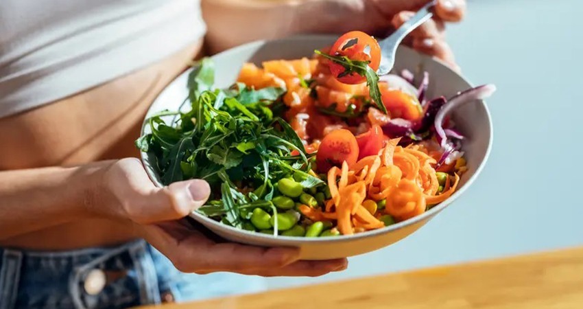 Mexicanos dicen que buscarán comer más sano y beber menos alcohol este año Mexicanos dicen que buscarán comer más sano y beber menos alcohol este año